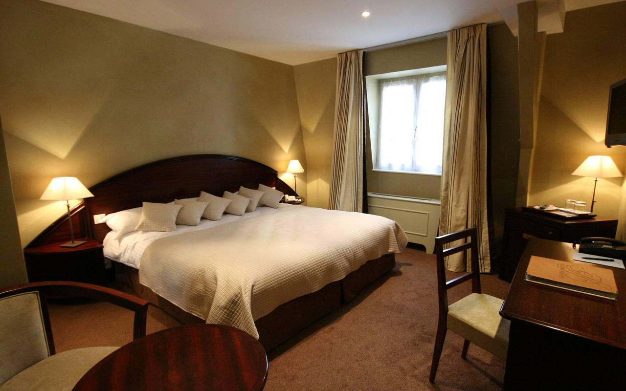 Room with king size bed hotel strasbourg